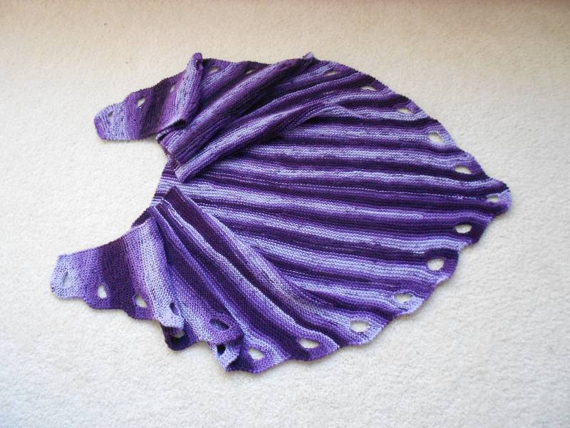 Dreieckstuch/Schal/Wrap in Lila-Tönen Dreieckstuch/Schal/Wrap in Lila-Tönen von KnittiKitty