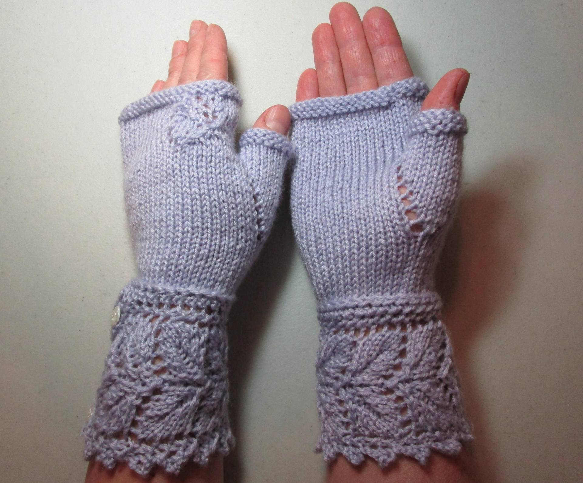 Fingerlose Stulpen | Handschuhe/Armstulpen Mit Feafy Akzent Fingerlose Stulpen | Handschuhe/Armstulpen Mit Feafy Akzent von KnittiKitty