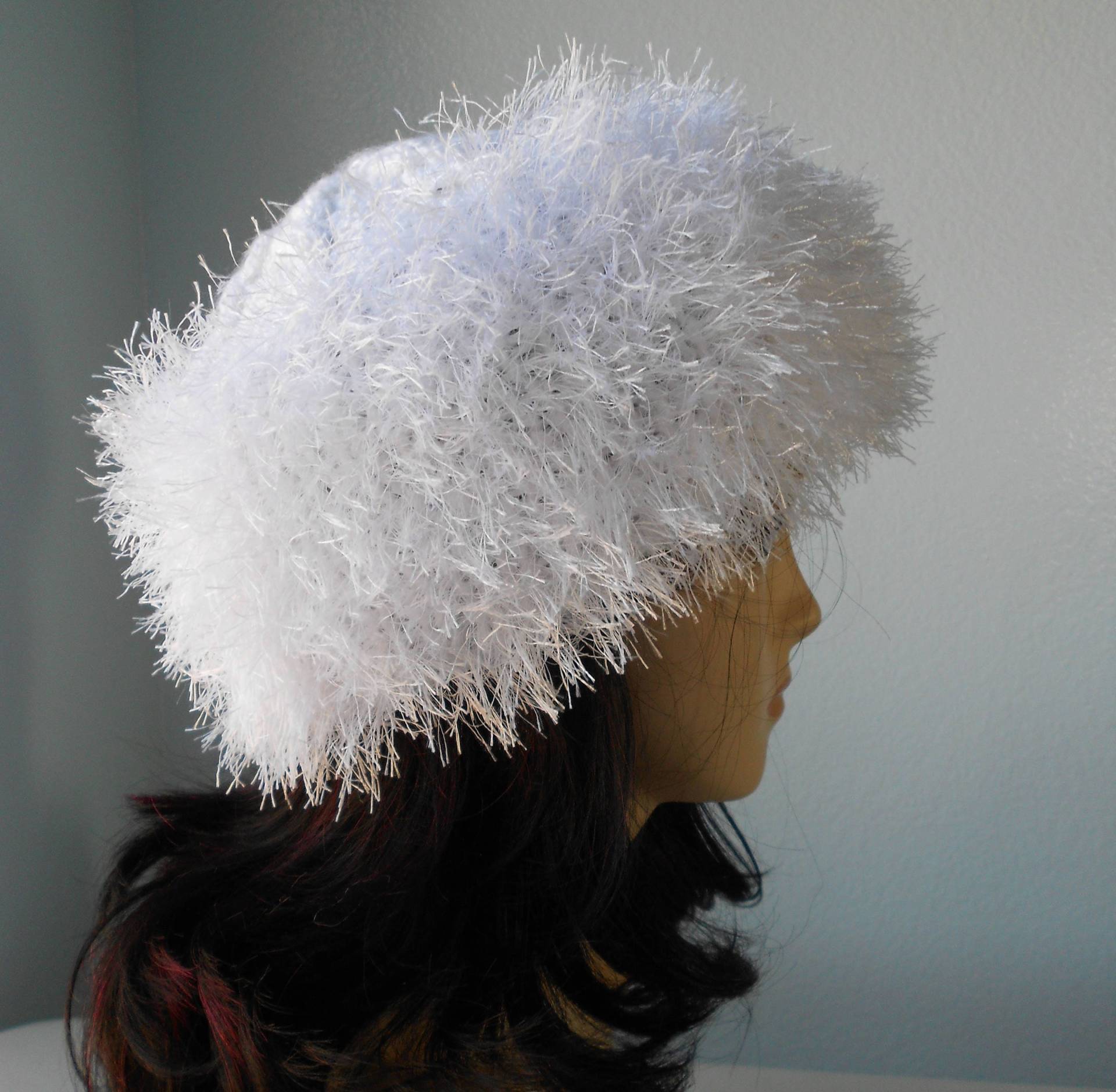 Gestrickte Warme Wintermütze Mit Kunstfell Und Zopfmuster Gestrickte Warme Wintermütze Mit Kunstfell Und Zopfmuster von KnittiKitty