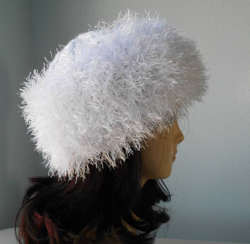 Gestrickte Warme Wintermütze Mit Kunstfell Und Zopfmuster Gestrickte Warme Wintermütze Mit Kunstfell Und Zopfmuster von KnittiKitty