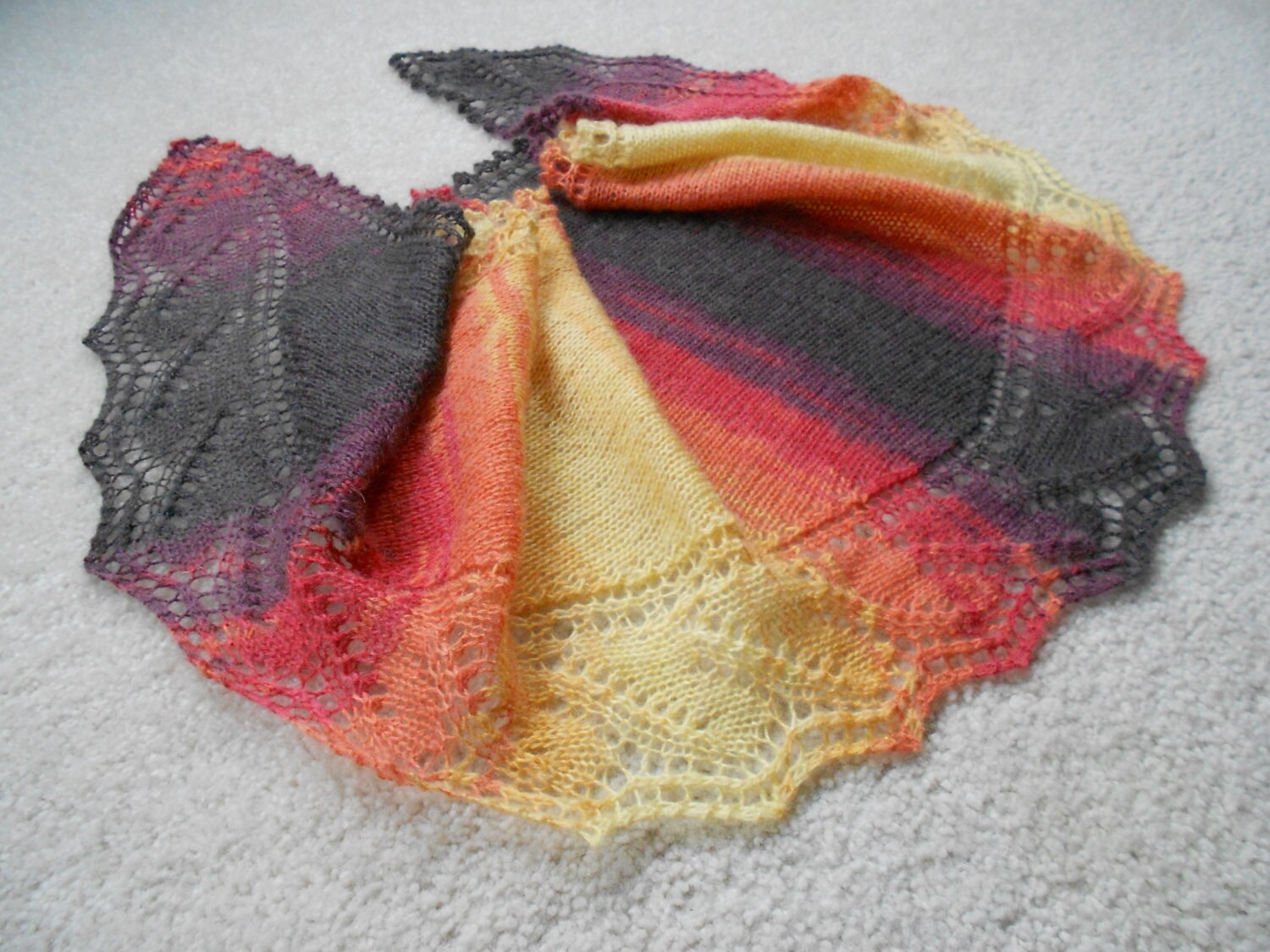 Hand Gestrickte Tonal Lace Schal/Mit Blatt Akzent Hand Gestrickte Tonal Lace Schal/Mit Blatt Akzent von KnittiKitty