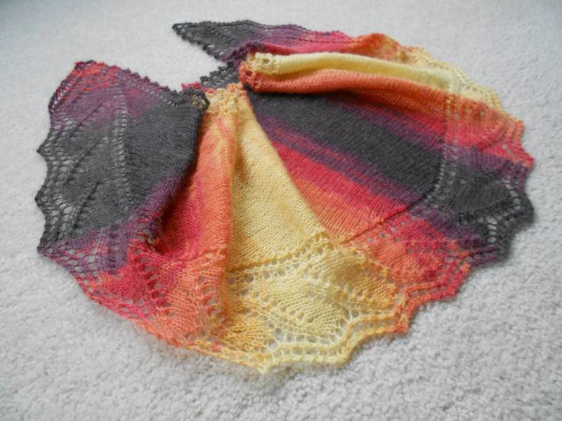 Hand Gestrickte Tonal Lace Schal/Mit Blatt Akzent Hand Gestrickte Tonal Lace Schal/Mit Blatt Akzent von KnittiKitty
