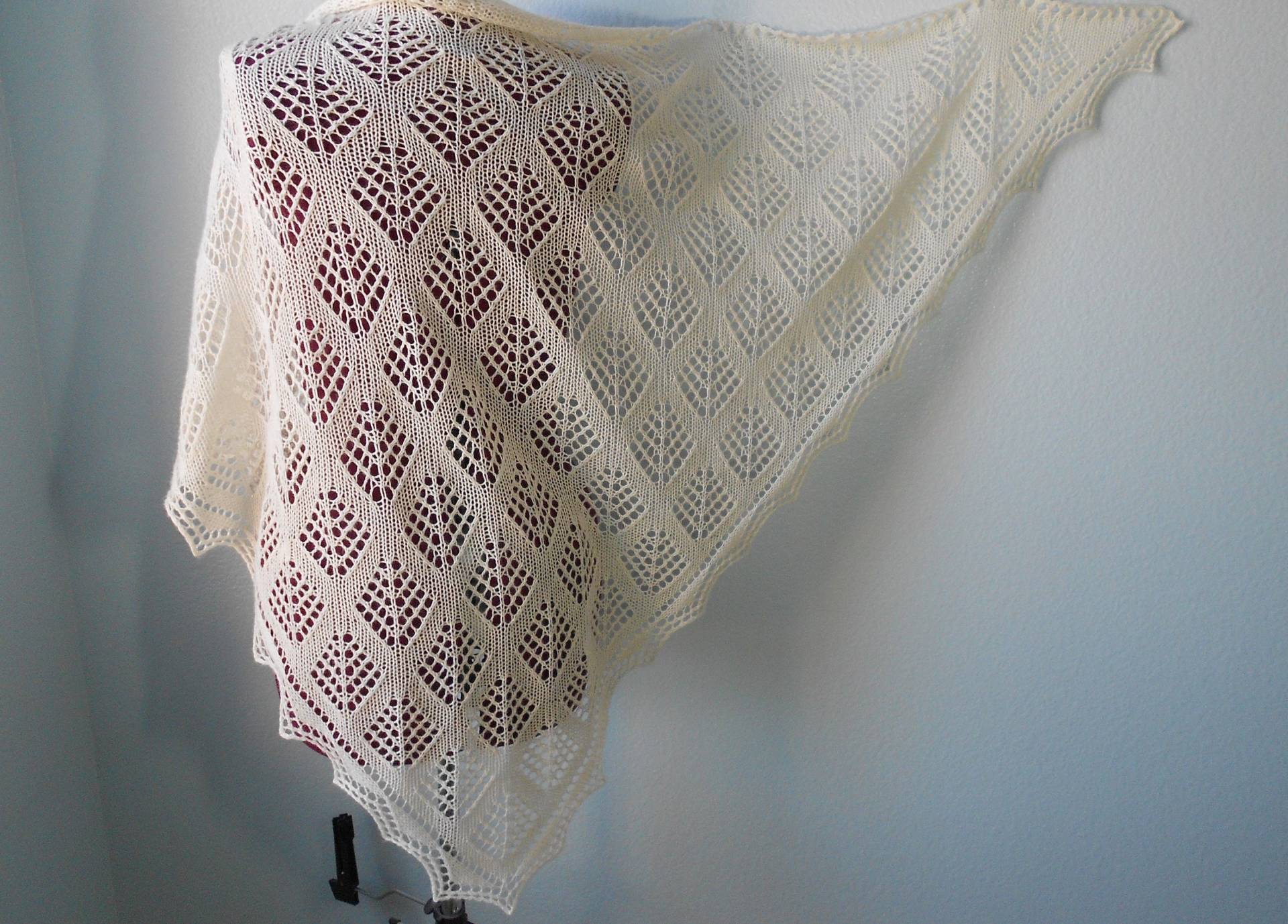 Handgestrickter Lace-Schal Mit Tannenbäumen/Weihnachtsbäumen Dreieckstuch Handgestrickter Lace-Schal Mit Tannenbäumen/Weihnachtsbäumen Dreieckstuch von KnittiKitty