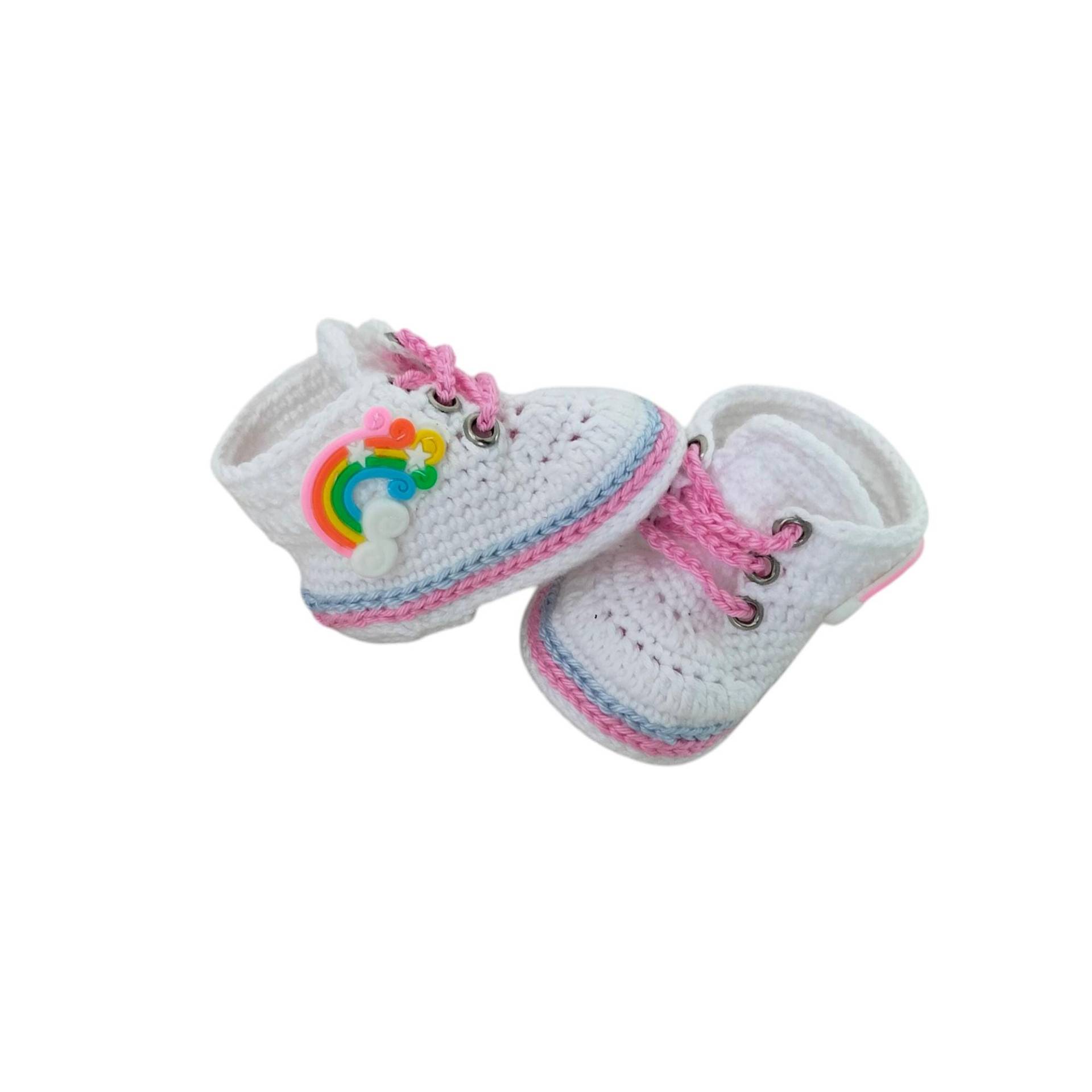 Baby Häkelschuhe Mit Regenbogenanhängern | Babyparty-Geschenk Babyschuhe Häkeln von KnittingARTwork