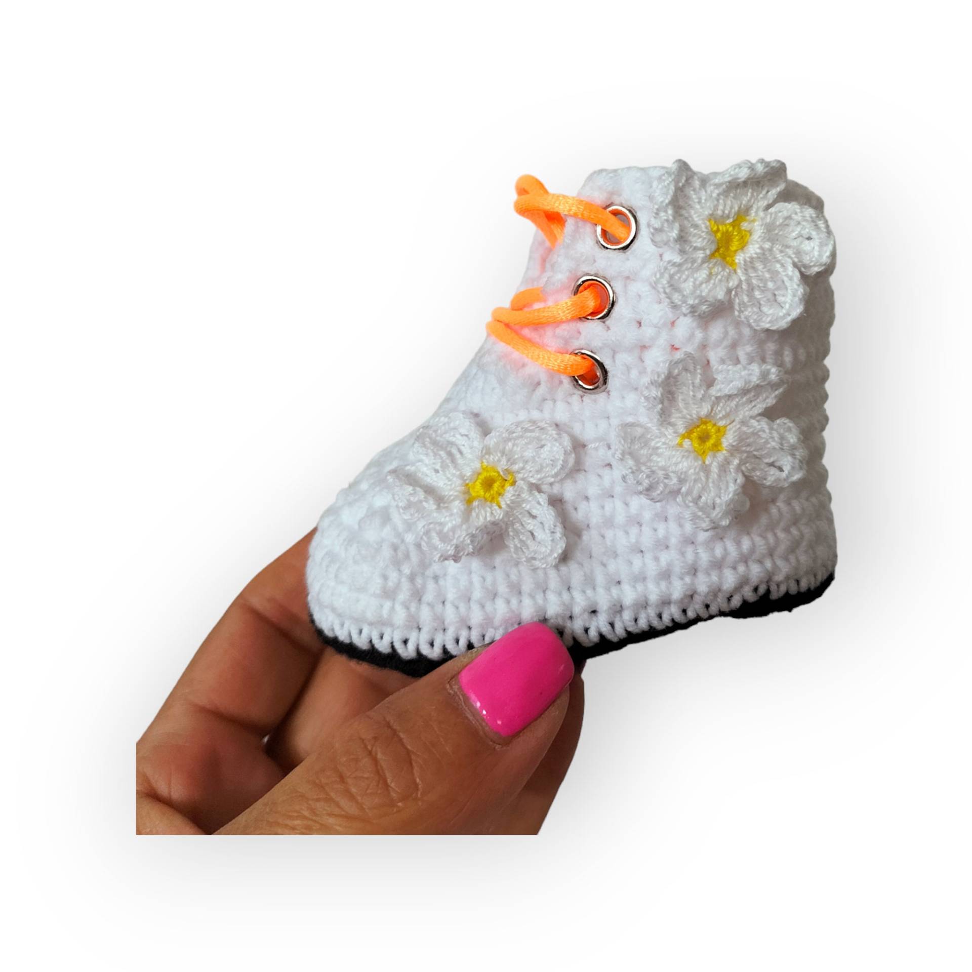 Daisy Flower Babyschuhe, Weiße Neugeborenenstiefel, Gehäkelte Outfit Mädchenkleidung von KnittingARTwork