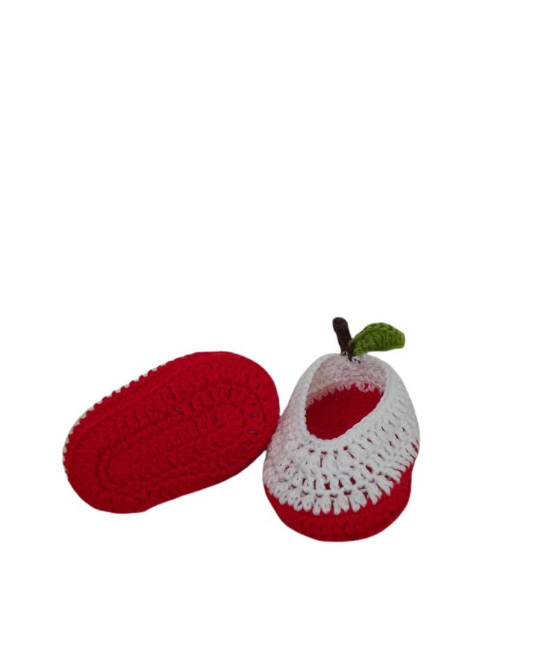 Gehäkelte Apfel-Hausschuhe, Rote Baby-Sneakers, Obst-Unisex-Neugeborenenschuhe, Hausschuhe Roter Apfel Geschenk, Weiße Und Outfit-Schuhe von KnittingARTwork