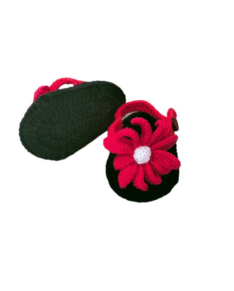 Gehäkelte Baby Flip Flops, Rote Blumen Babysandalen, Schwarz-Rote Outfit Flops von KnittingARTwork