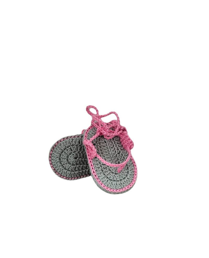 Gehäkelte Baby Flip Flops, Neugeborene Mädchen Sandalen, Rosa Grau Flops von KnittingARTwork