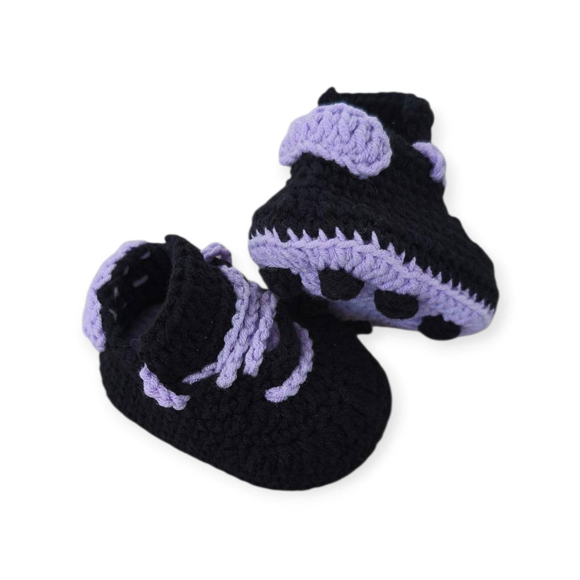 Gehäkelte Baby-stollen, Schwarz-Lila-Fußballschuhe, Unisex-Neugeborenen-Fußballschuhe von KnittingARTwork