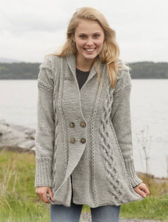 Handgestrickter Damenmantel Aran, Damenjacke, Damenstrickjacke, Handgestrickte Strickjacke, Damenmantel, Pullover, Handgefertigte Wolle, Damenjacke Handgestrickter Damenmantel Aran, Damenjacke, Damenstrickjacke, Handgestrickte Strickjacke, Damenmantel, Pullover, Handgefertigte Wolle, Damenjacke von KnittingAlexBoutique