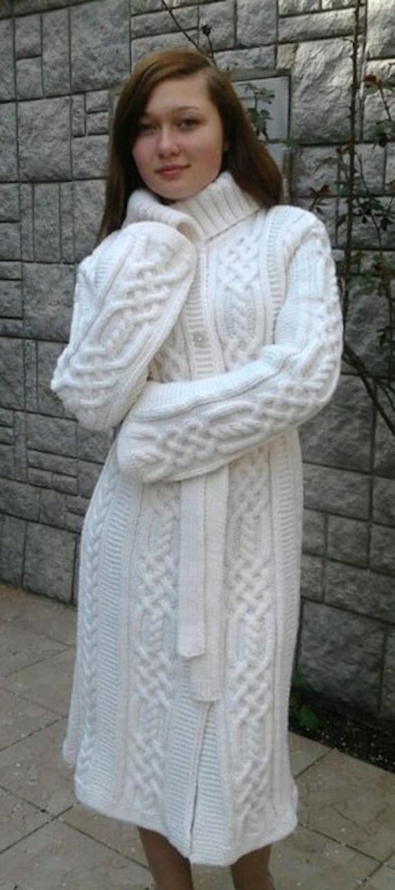 Handgestrickter Damenmantel Aran, Damenjacke, Damenstrickjacke, Handgestrickte Strickjacke, Damenmantel, Pullover, Handgefertigte Wolle, Damenjacke Handgestrickter Damenmantel Aran, Damenjacke, Damenstrickjacke, Handgestrickte Strickjacke, Damenmantel, Pullover, Handgefertigte Wolle, Damenjacke von KnittingAlexBoutique