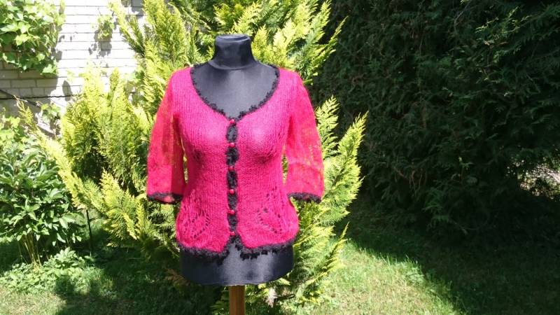 Rot Und Schwarze Gestrickte Bluse Mit Dem Träger von KnittingByRasuva