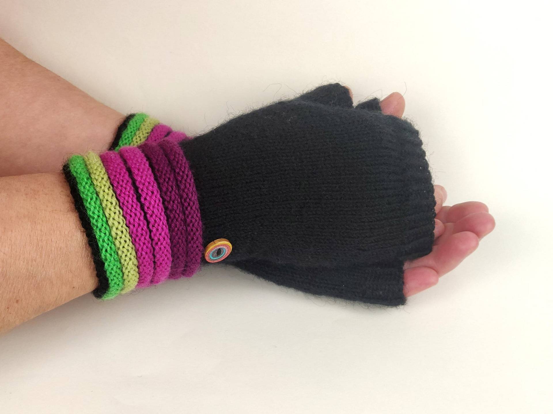 Handgefertigte Armstulpen Schwarz Mit Bunten Streifen, Pulswärmer Damen Gestrickt, Strick, Handstulpen von KnittingCoast