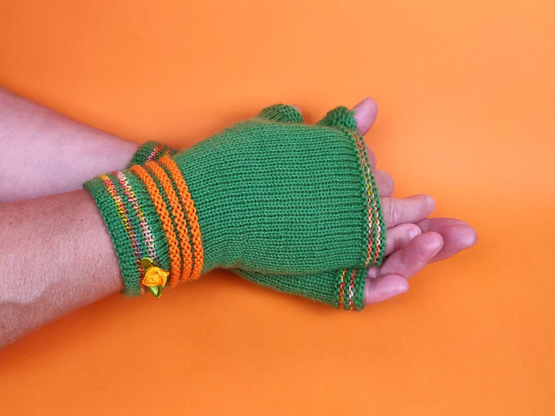 Handgefertigte Grüne Armstulpen Mit Orangenen Akzenten, Pulswärmer Damen Gestrickt, Strick, Handstulpen von KnittingCoast
