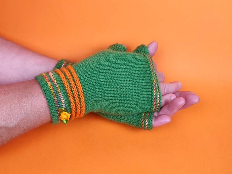 Handgefertigte Grüne Armstulpen Mit Orangenen Akzenten, Pulswärmer Damen Gestrickt, Strick, Handstulpen von KnittingCoast