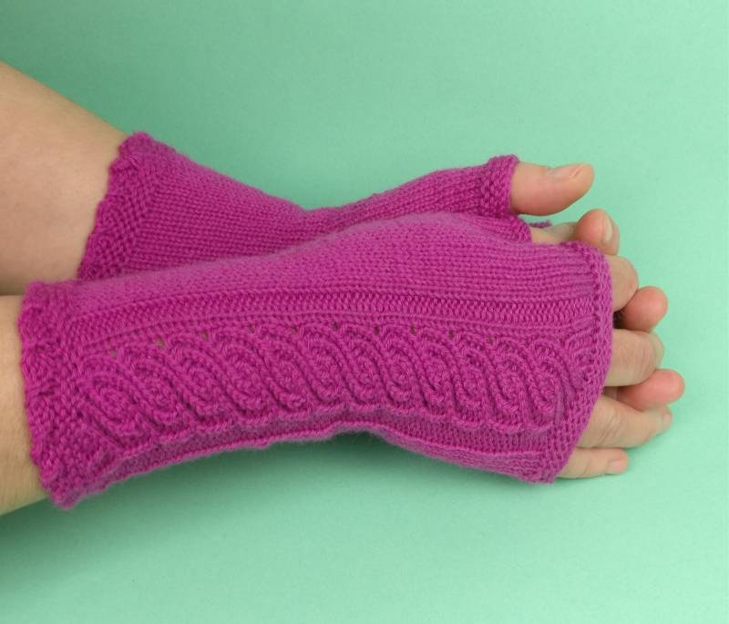 Handgefertigte Pulswärmer Mit Zopfmuster in Lila/Pink, Armstulpen Damen Gestrickt, Strick von KnittingCoast
