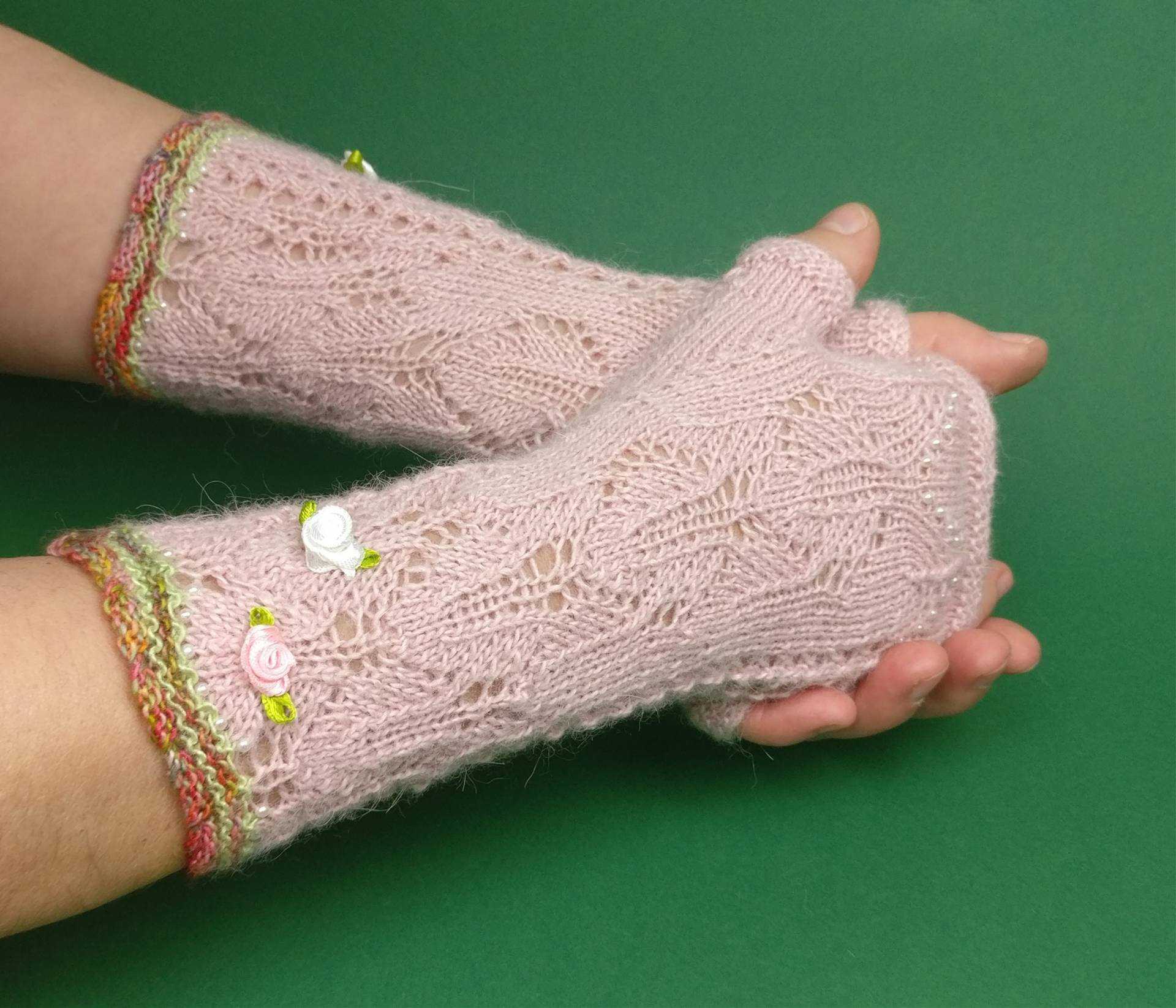 Handgefertigte Rosa Armstulpen Im Zarten Ajourmuster Aus Seide Und Schurwolle, Pulswärmer Damen Gestrickt, Strick, Handstulpen von KnittingCoast