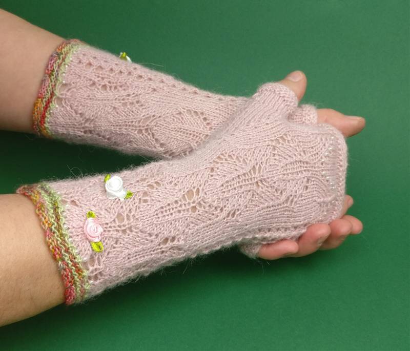 Handgefertigte Rosa Armstulpen Im Zarten Ajourmuster Aus Seide Und Schurwolle, Pulswärmer Damen Gestrickt, Strick, Handstulpen von KnittingCoast