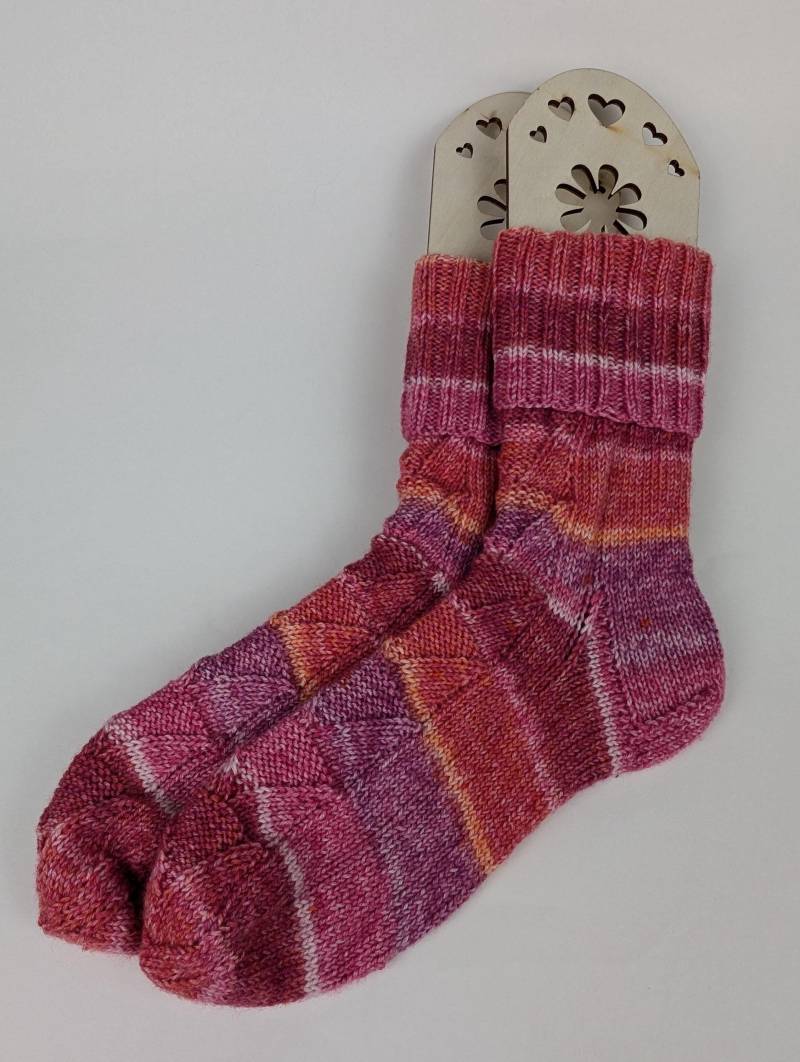 Handgefertigte Socken Mit Muster in Größe 39 - 40, Strümpfe Gestrickt, Wollsocken, Strick von KnittingCoast