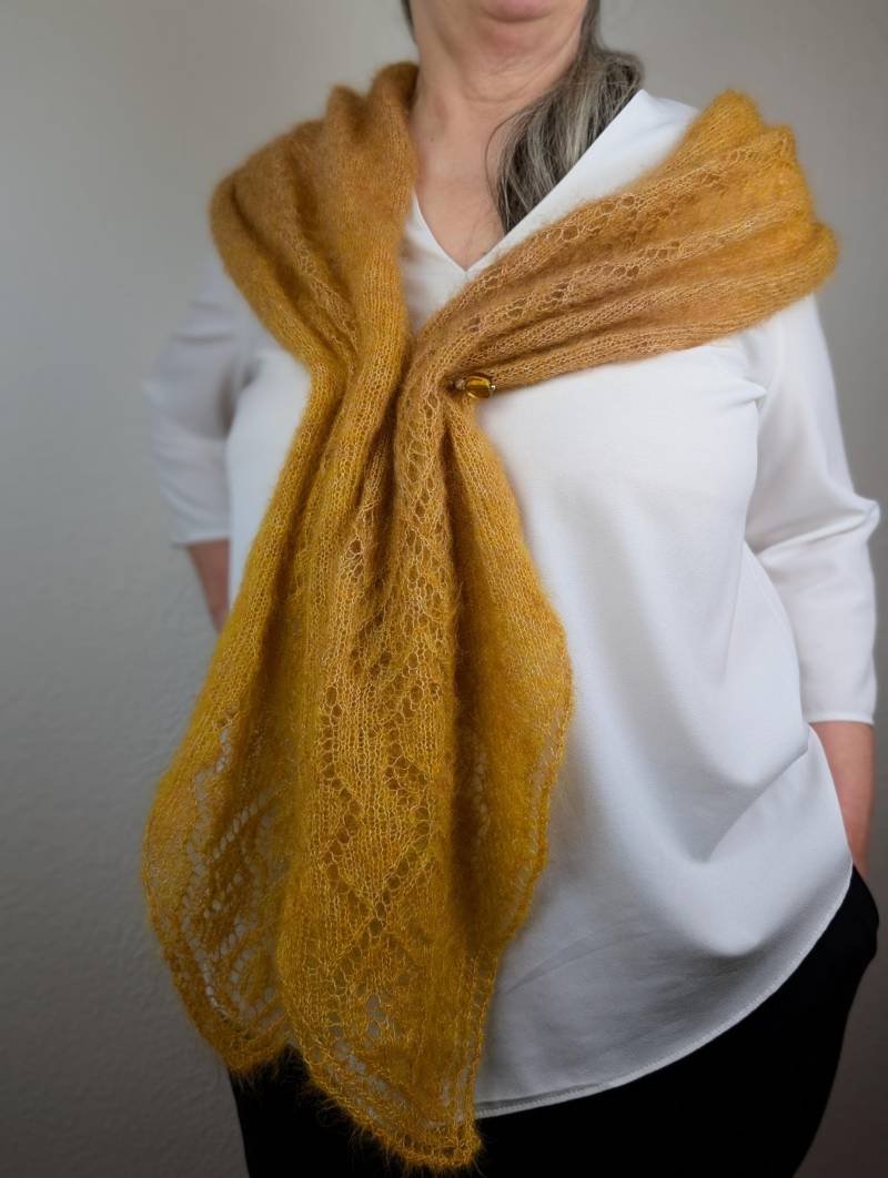 Handgefertigter Gelber Schal Mit Lochmuster Aus Mohair Und Seide, Stola Gestrickt, Scarf von KnittingCoast