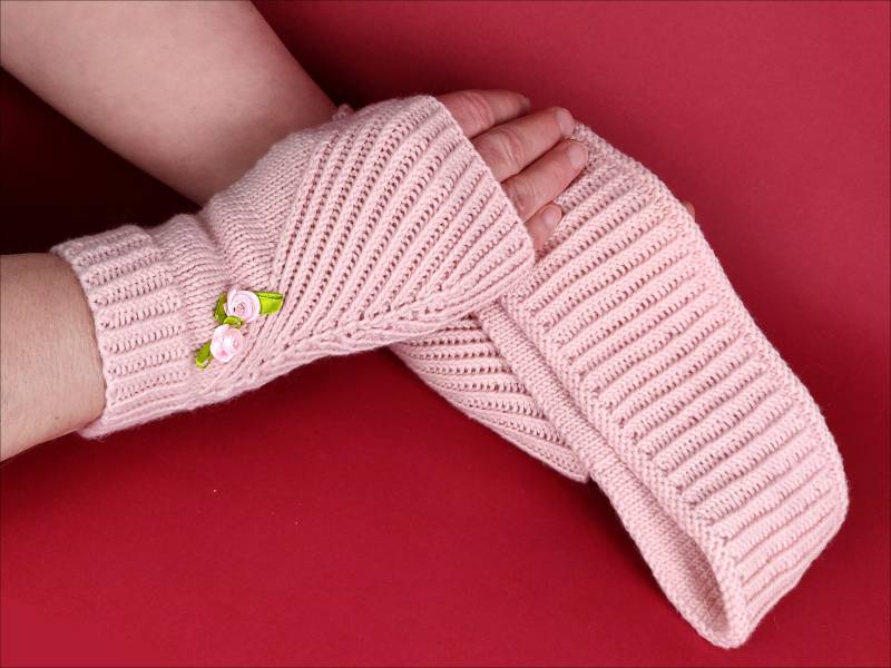 Set Aus Handgefertigtem Stirnband Mit Passenden Armstulpen/Pulswärmer in Zartrosa Reiner Merinowolle, Muster Gestrickt, Strick von KnittingCoast