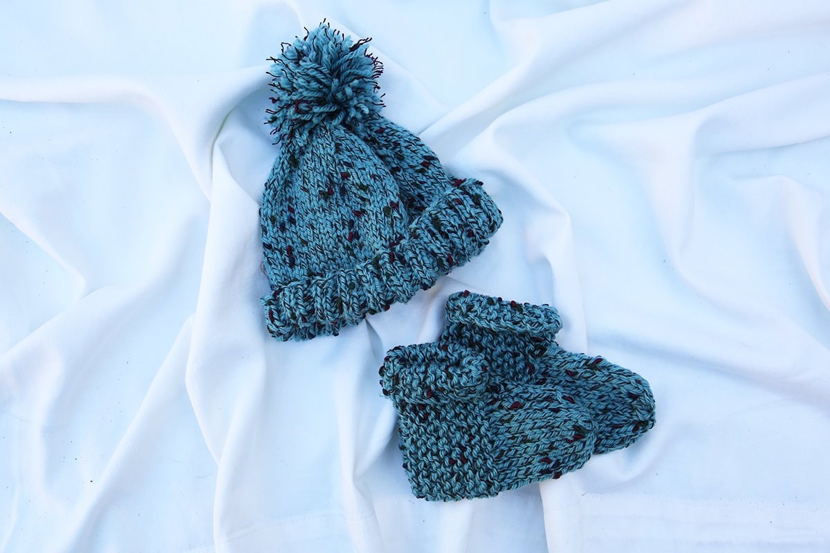 Passende Babymütze Und Schühchen von KnittingKnest