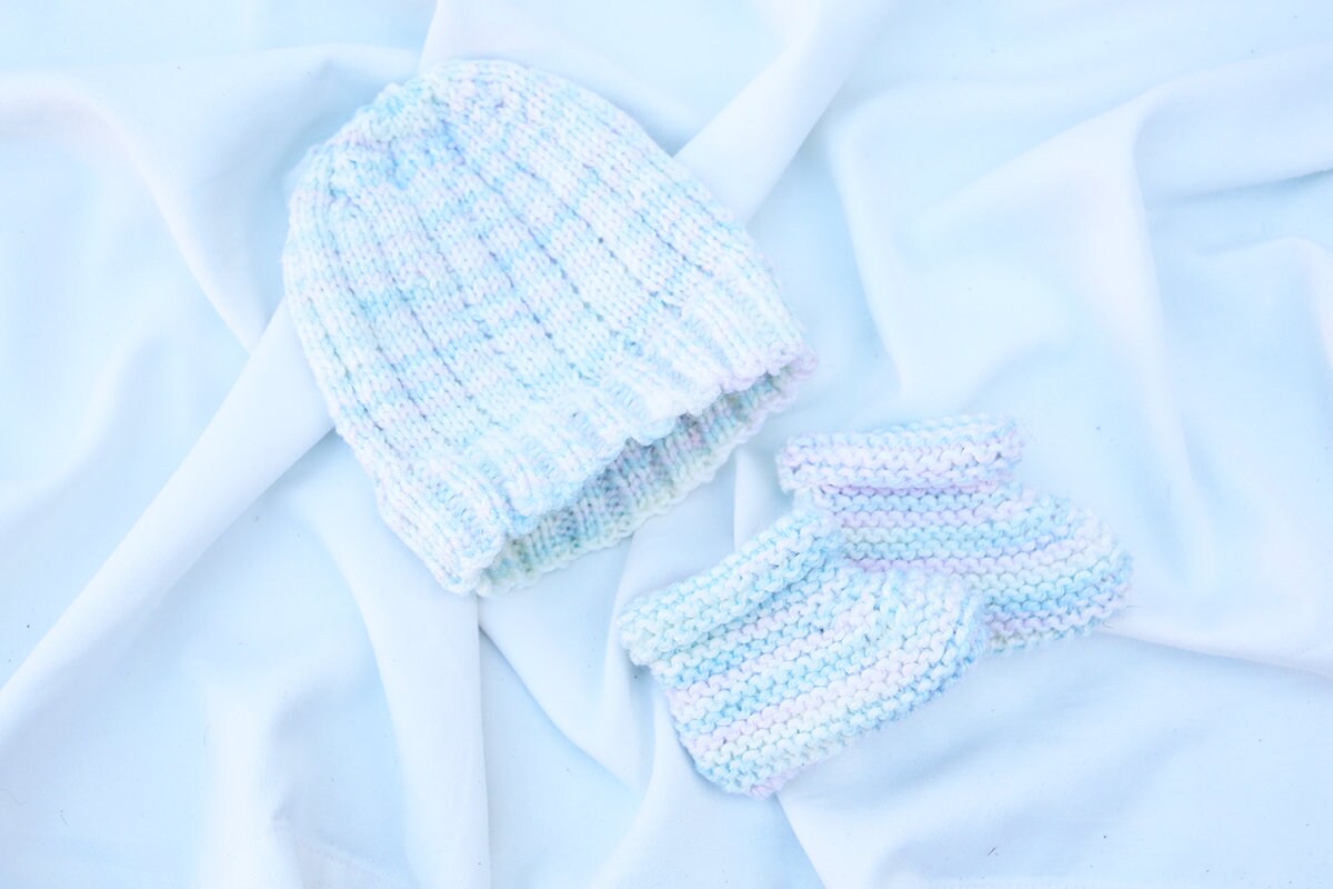 Passende Neugeborenes Babymütze Und Schühchen von KnittingKnest