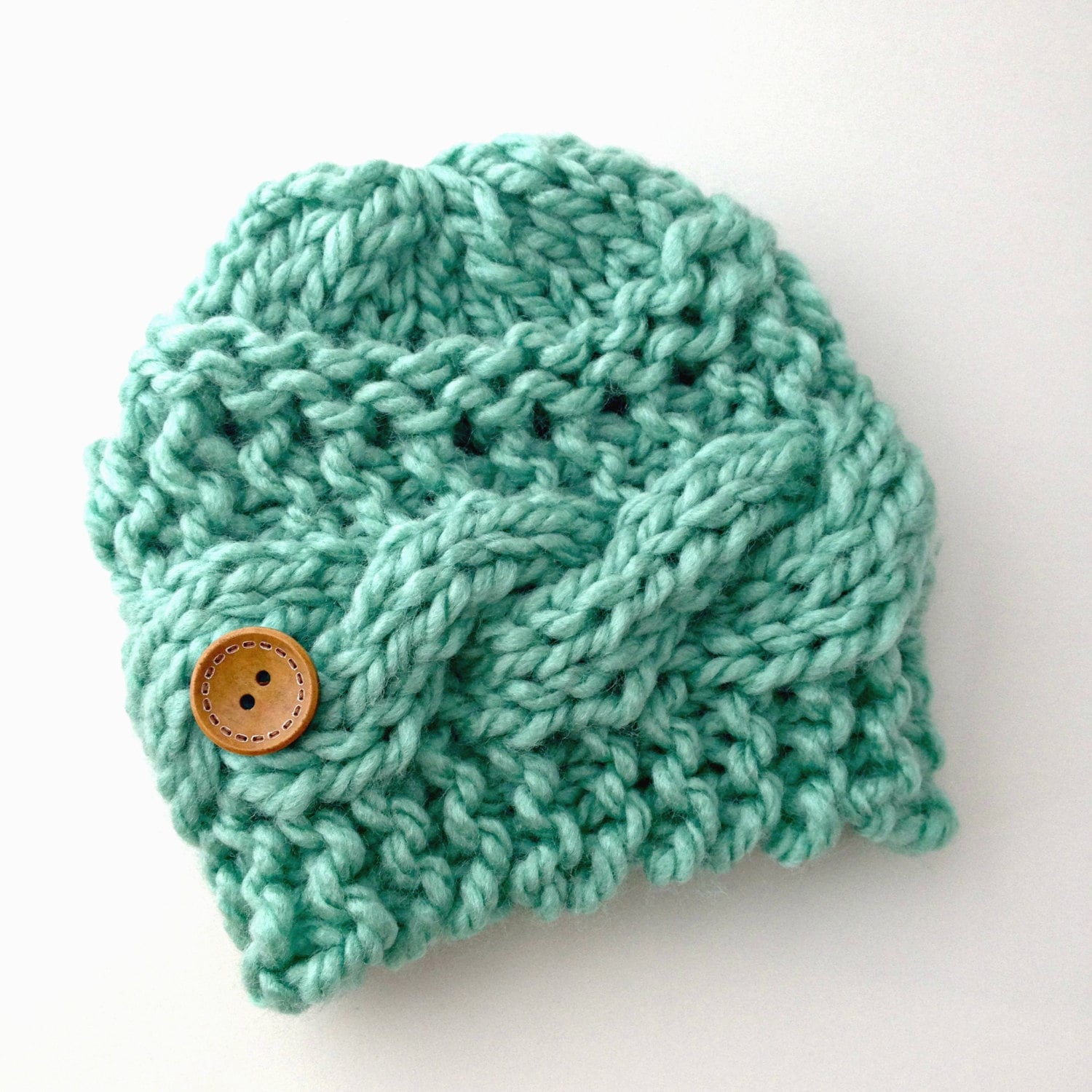 Neugeborene Babymütze, Handgestrickte Babymütze Mit Zopfmuster, Blumen-Babymütze, Knopf-Babymütze, Baby-Foto-Requisite, Neues Babygeschenk von KnittingPrettyotFarm