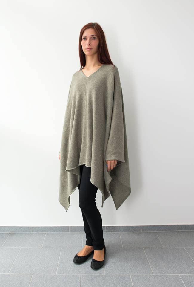 Gestrickter Merino Wolle Poncho V-Ausschnitt Plissee Wrap von KnittingmaniaStudio