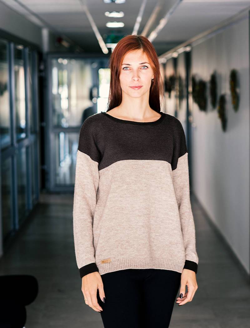 Zweifarbiger Pullover Aus Merinowolle Eleganter Oversized von KnittingmaniaStudio
