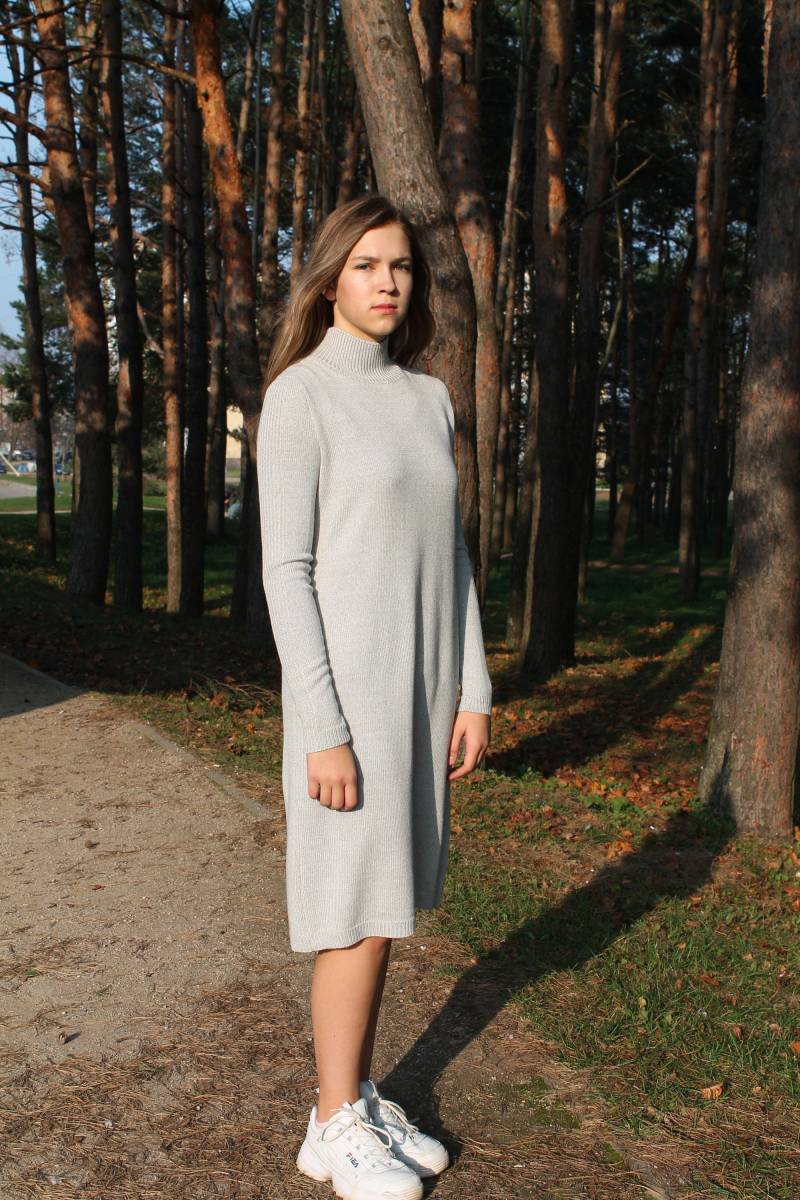 Gestricktes Rollkragen Kleid, Merino Wolle Pullover Midi Kleid Mit Langen Ärmeln, Lange Pastell Pullover, Loose Fit von KnittingmaniaStudio