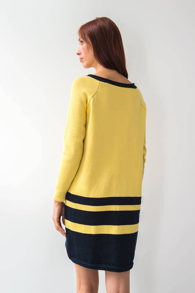 Gestreifte Merino Wolle Pullover Kleid Gelb & Blau Strick Mini Kleid von KnittingmaniaStudio
