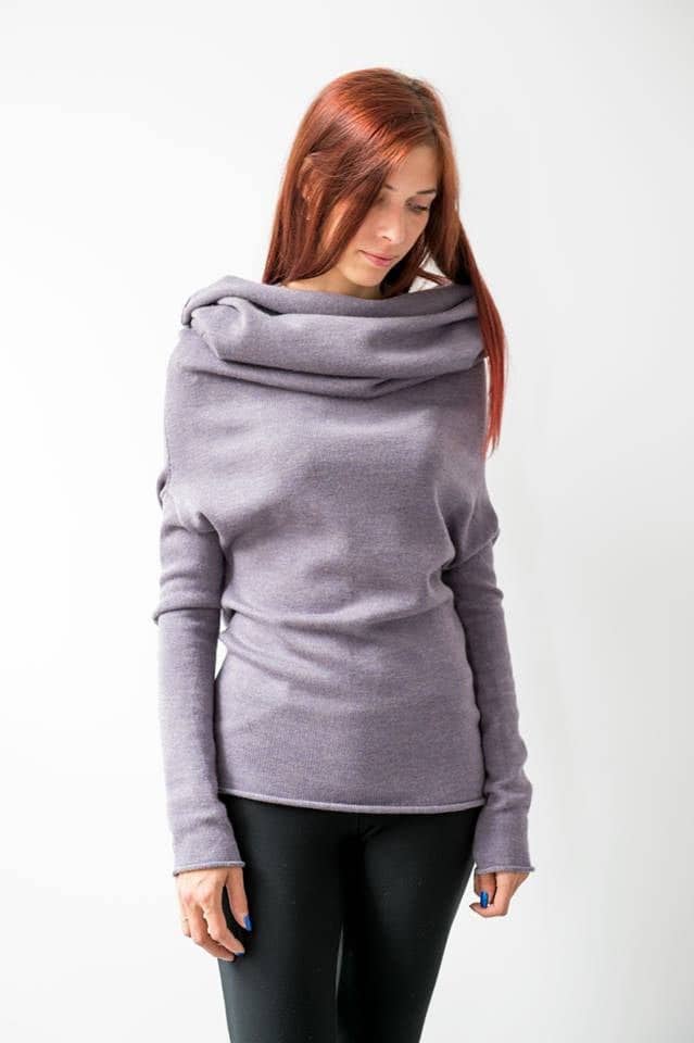 Fliederfarbenes Pullover-Kleid Aus Merinowolle Gestrickter Kapuzenpullover Mit Wasserfallausschnitt von KnittingmaniaStudio