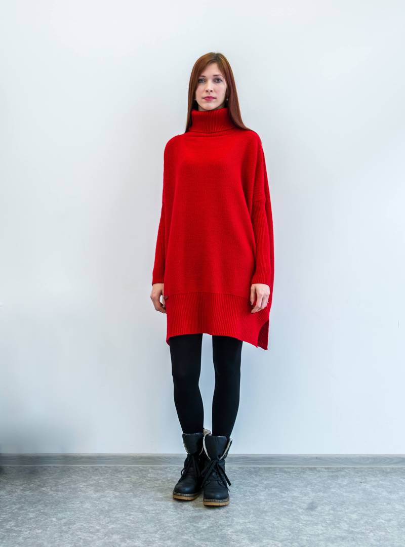 Übergroßer Rollkragenpullover Für Frauen, Langer Strickpullover Aus Merinowolle Mit Rollkragen, Rotes Loose Fit-Pulloverkleid Den Winter von KnittingmaniaStudio