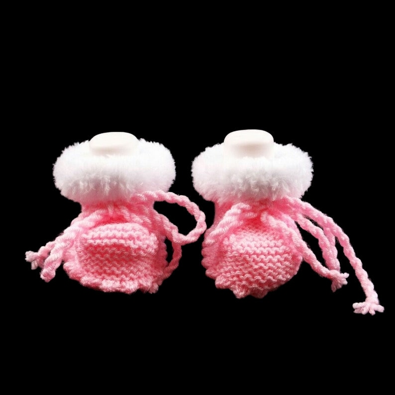 Handgestrickte Rosa Babyschühchen Geschenk Zur Geburt | 0-3 Monate von Knittingtopia