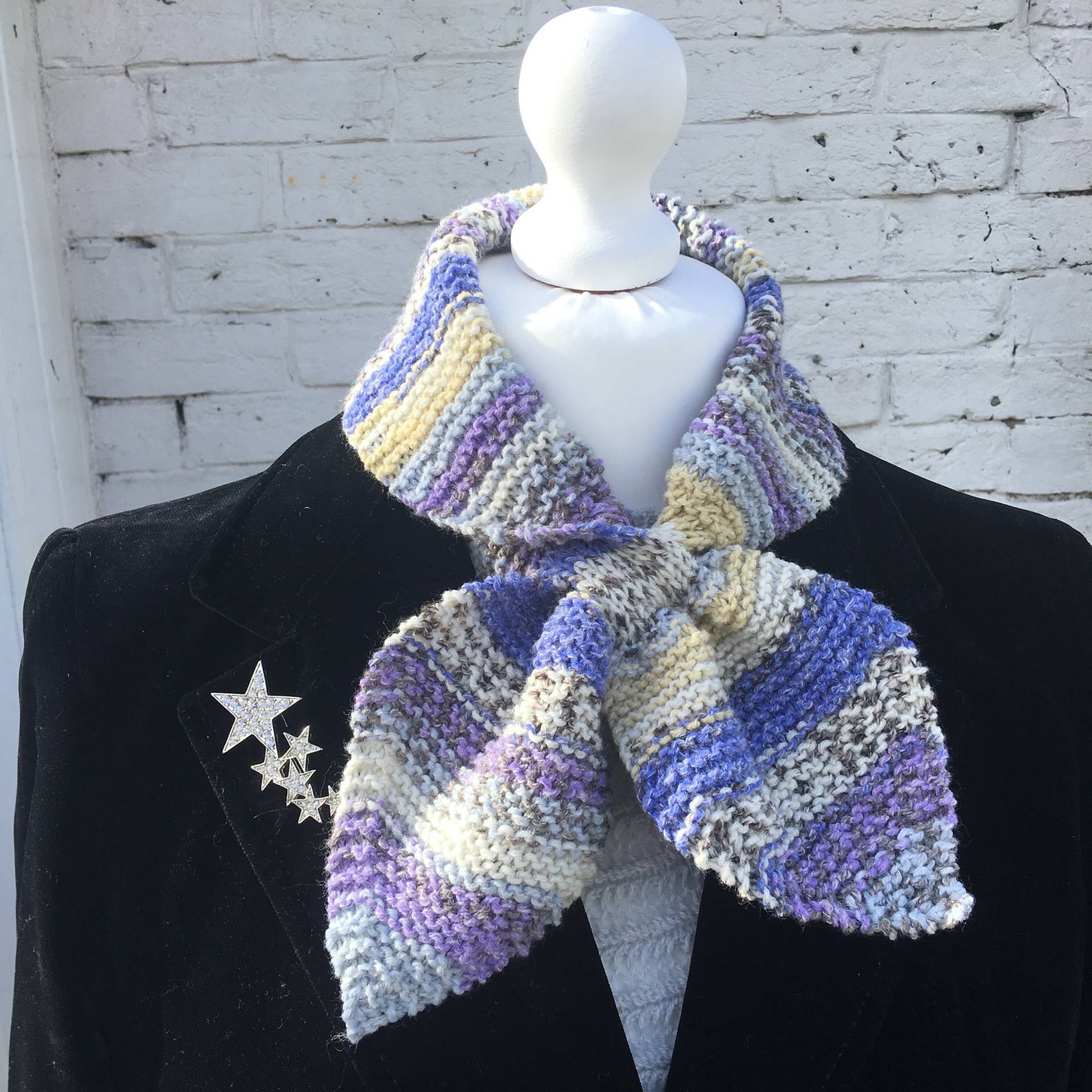 Miss Marple Style Bow Knot Schal in Violett Fair Isle Effekt Miss Marple Style Bow Knot Schal in Violett Fair Isle Effekt von Knittiotherapy
