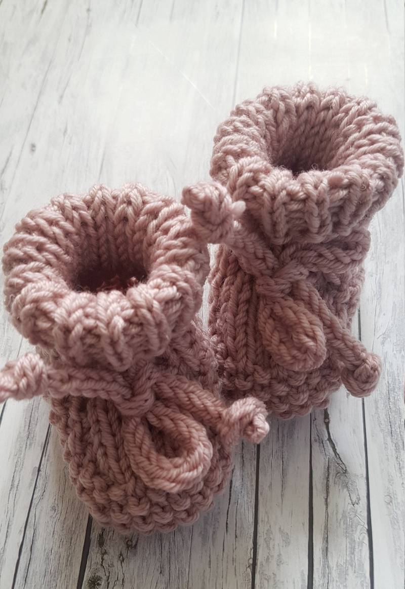 Socken, Babysocken, Neugeborene, Handgestrickt Aus Wolle, Babybooties, Geschenk, Farbe Perlrosa von Knittstudio