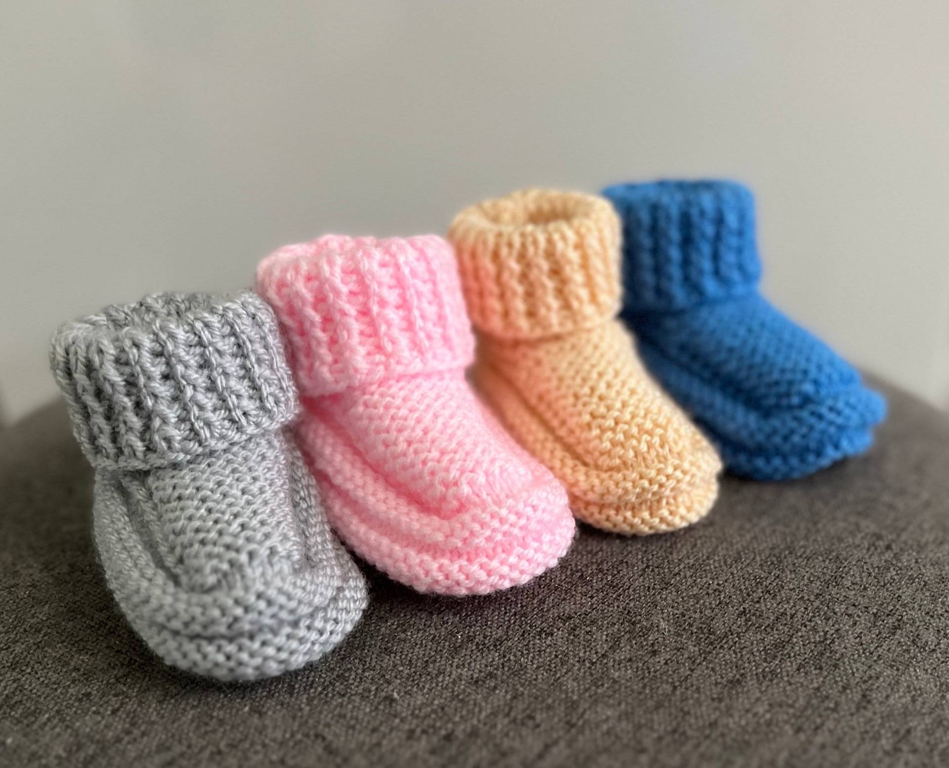 Handgestrickte Baby-Boots-Baby-Booties-Baby-Dusche-Geschenk New Baby von KnittyMad