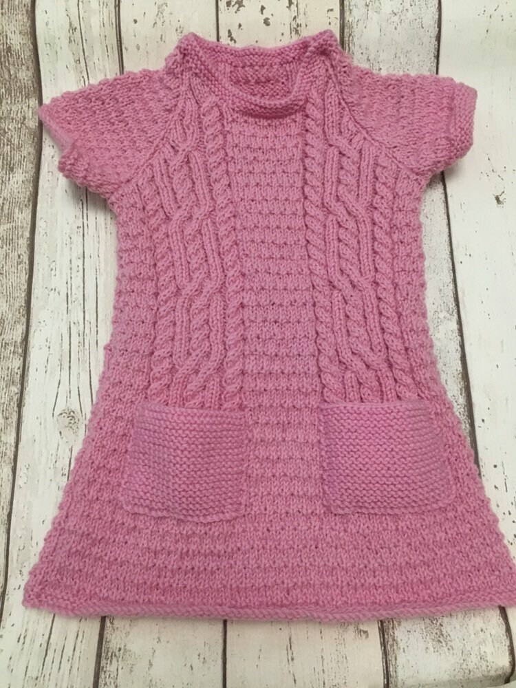 Handgestricktes Rosa Mädchenkleid, Zopfmuster, Strickkleid, 3-4 Jahre, Kleid Handgestricktes Rosa Mädchenkleid, Zopfmuster, Strickkleid, 3-4 Jahre, Kleid von KnittyMad