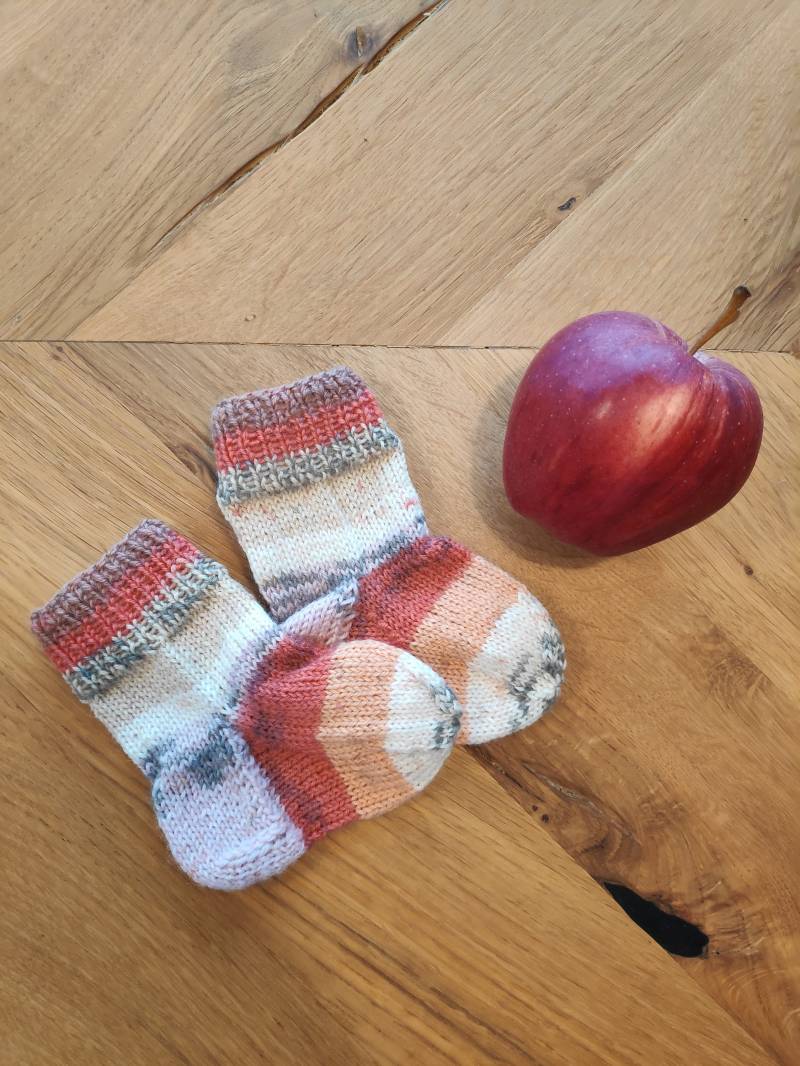 Gestrickte Babysocken Größe 18, 19 Gestrickte Babysocken Größe 18, 19 von KnitwearByLovers