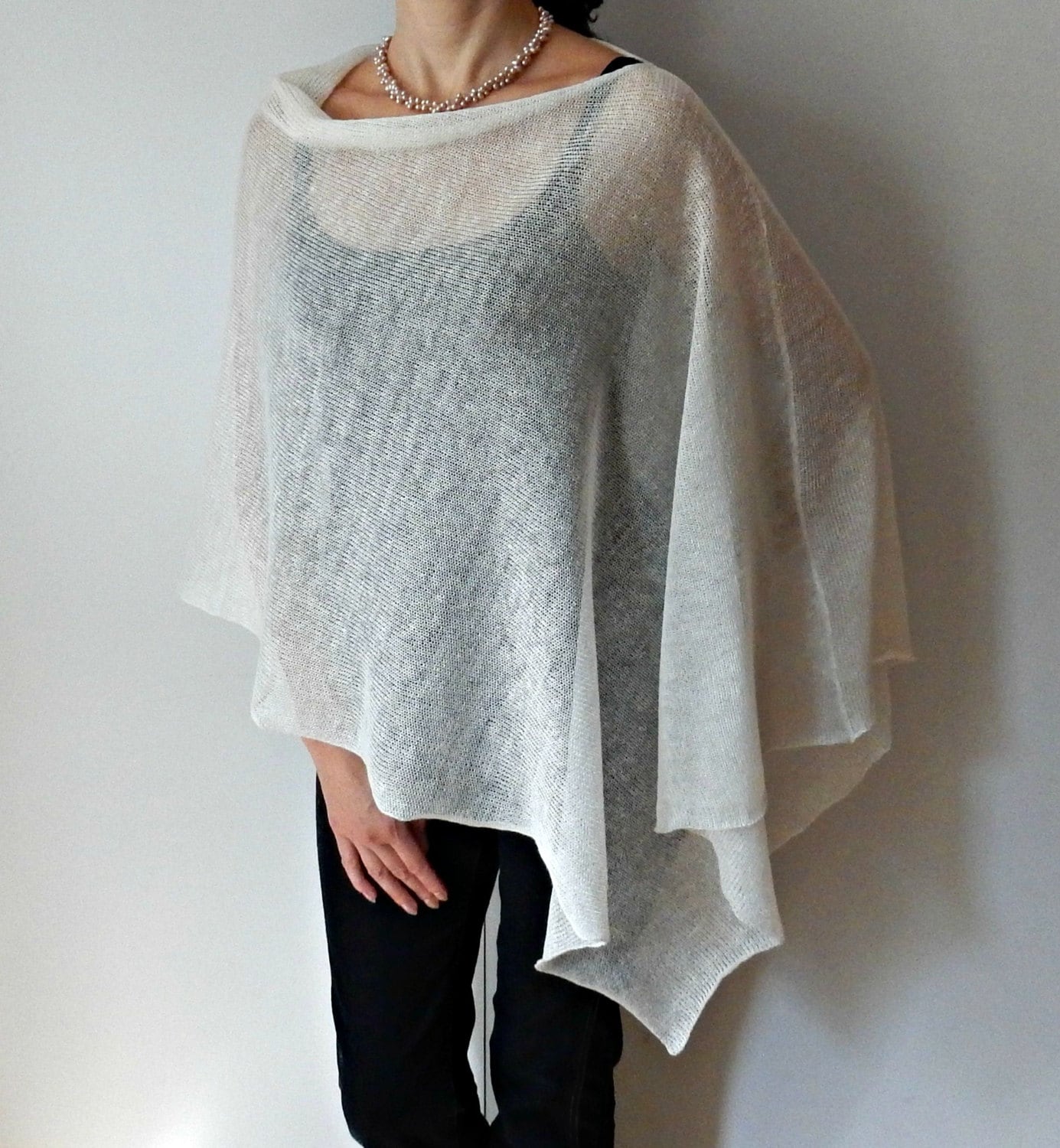 Elfenbeinfarbener Gestrickter Poncho /Frauen-Leinen Schal/Sommer-stola/Braut Wrap Gestricktes Naturleinen /Handgefertigter Damen von KnitwearMix