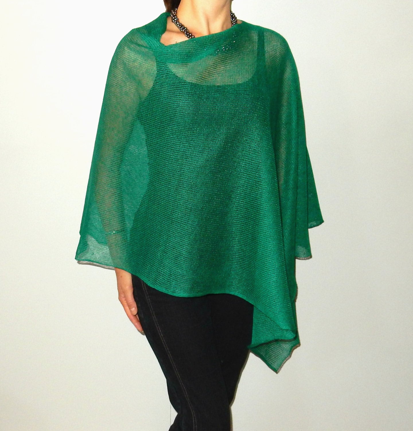 Leinen Poncho, Smaragdgrün, Sommer Shrug, Gestrickter Sommerdeko, Wickeltop, Schultershrug, Hochzeitstuch Frauen, Gestrickter Poncho Damen Leinen Poncho, Smaragdgrün, Sommer Shrug, Gestrickter Sommerdeko, Wickeltop, Schultershrug, Hochzeitstuch Frauen, Gestrickter Poncho Damen von KnitwearMix
