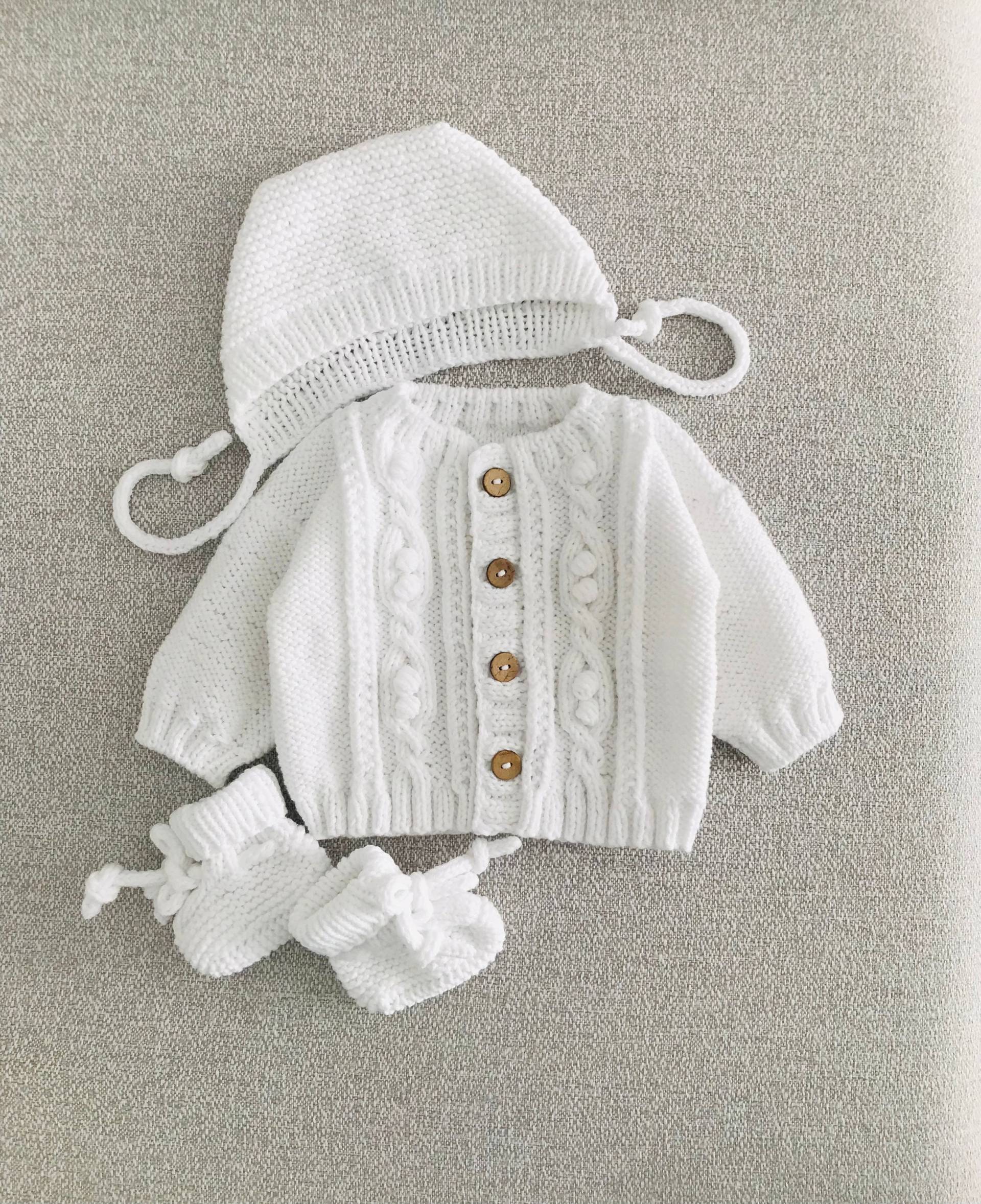 Entzückendes Strick-Baby-Strickjacken-Set Weiß Und Gemütlich Mit Hut Booties Baby-Coming-Home-Outfit von Knitwearofistanbul