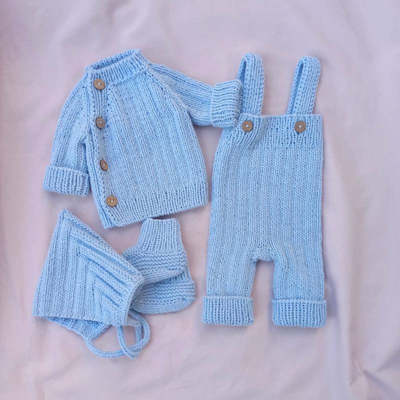 Handgestricktes Baby Outfit Strampler-Set Aus Baumwollgemisch Mit Mütze & Schühchen von Knitwearofistanbul