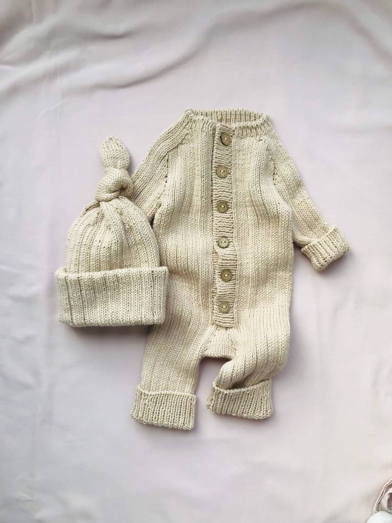Baby Overall Mit Mütze Aus Bio Baumwolle Gestrickt Neugeborenen Outfit von Knitwearofistanbul
