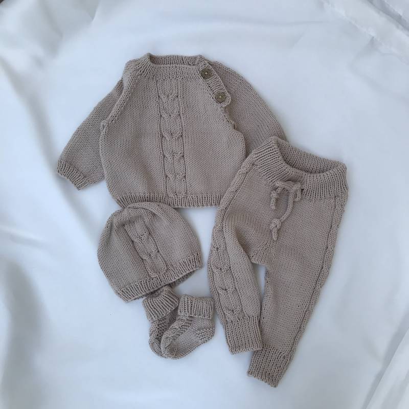 Bio Baumwolle Strick Newborn Set Baby Pullover, Mütze, Hose & Socken von Knitwearofistanbul
