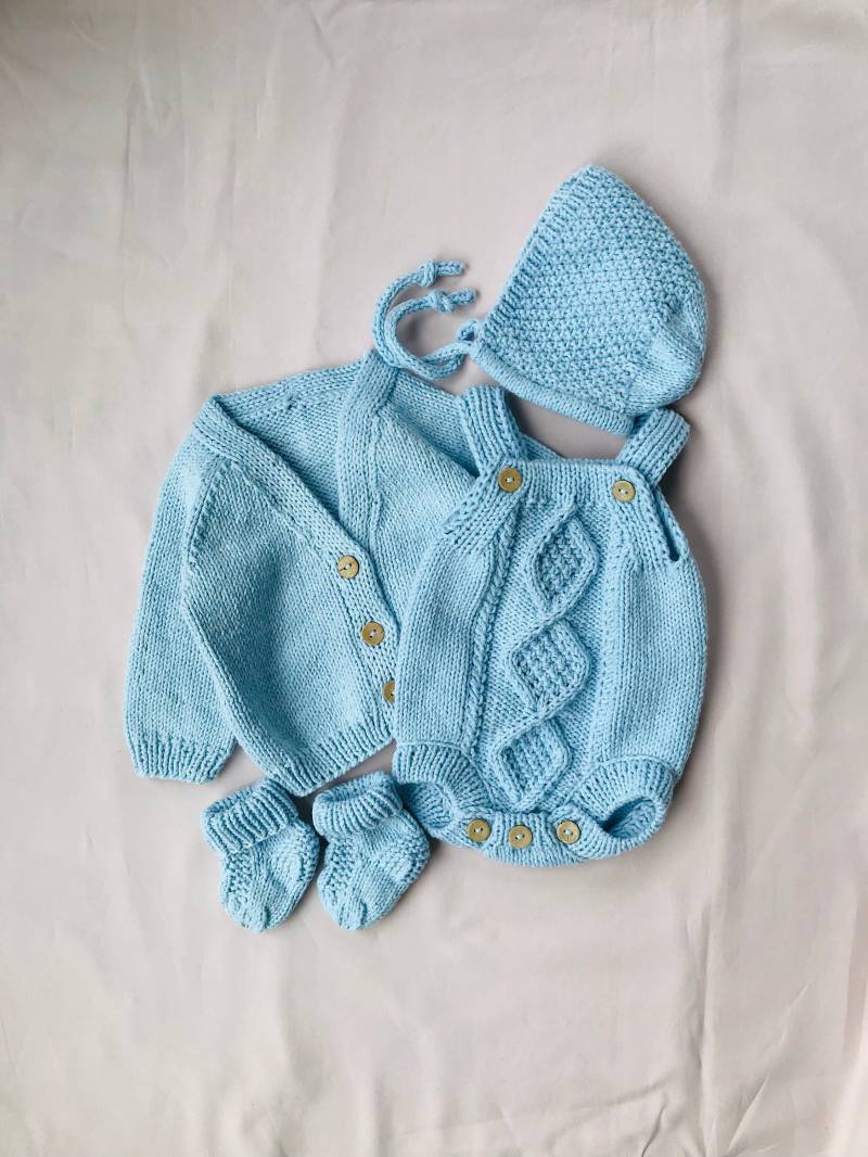 Handgestrickte Baby Outfit Cardigan Aus Baumwolle Mischung, Strampler, Mütze & Socken von Knitwearofistanbul