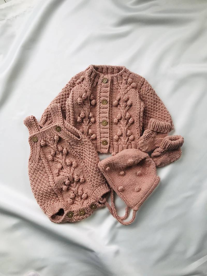 Handgestricktes Baby Set Baumwolljacke, Strampler, Mütze & Socken von Knitwearofistanbul