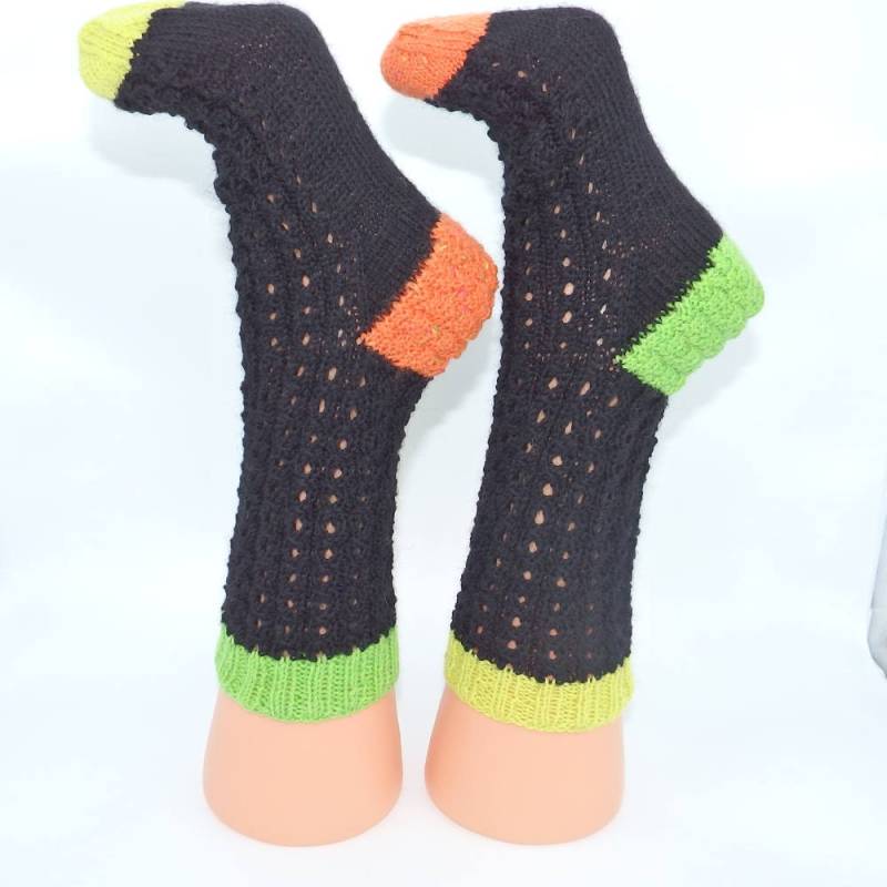 Gemusterte Socken Geschenk Für Sohn Oder Tochter Handgemachte Gestrickt in Grün, Orange Und Gelb Neonfarben, Schwarze Spitzensocken von Knitwoolsocks