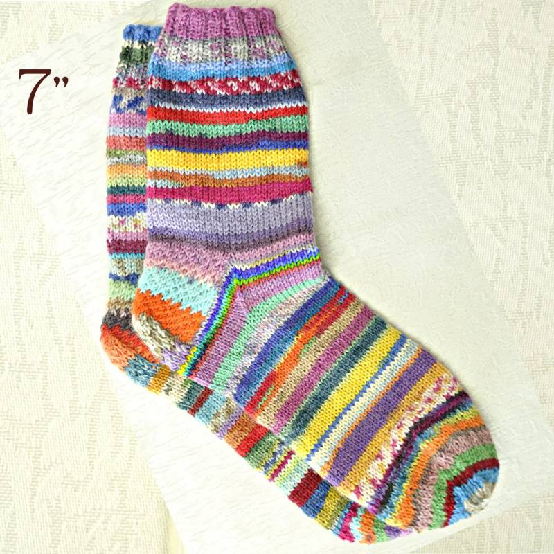 Handgestrickte Wollsocken Für Frauen, Die Bunte, Ausgefallene, Nicht Zusammenpassende Socken Den Kalten Winter Lieben von Knitwoolsocks